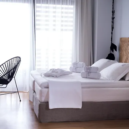 Sunday Boutique ניאה סטירה