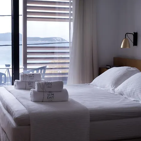 Sunday Boutique מלון ניאה סטירה