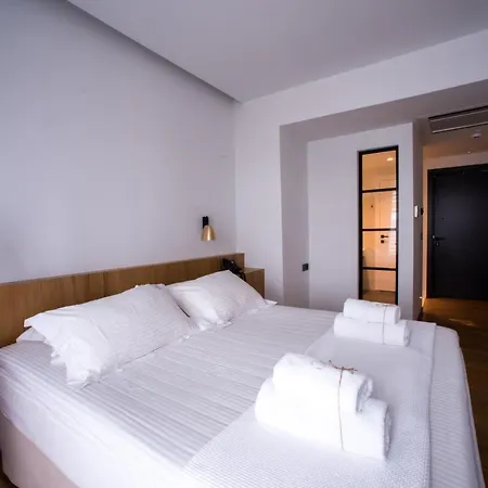 Sunday Boutique ניאה סטירה